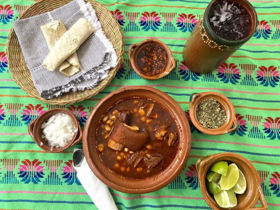 Mesa mexicana con guiso, tortillas y salsas