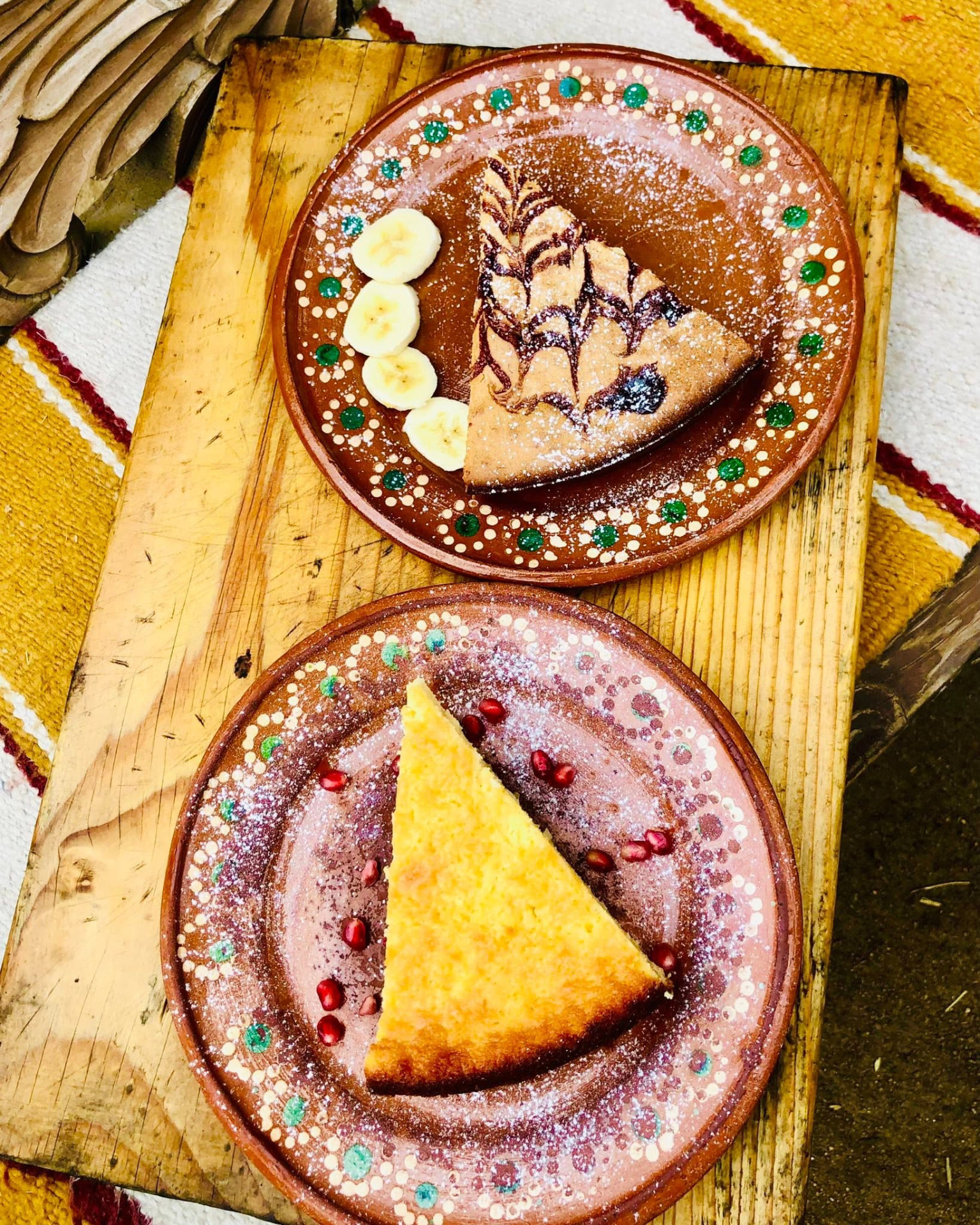 Postres artesanales en platos de barro