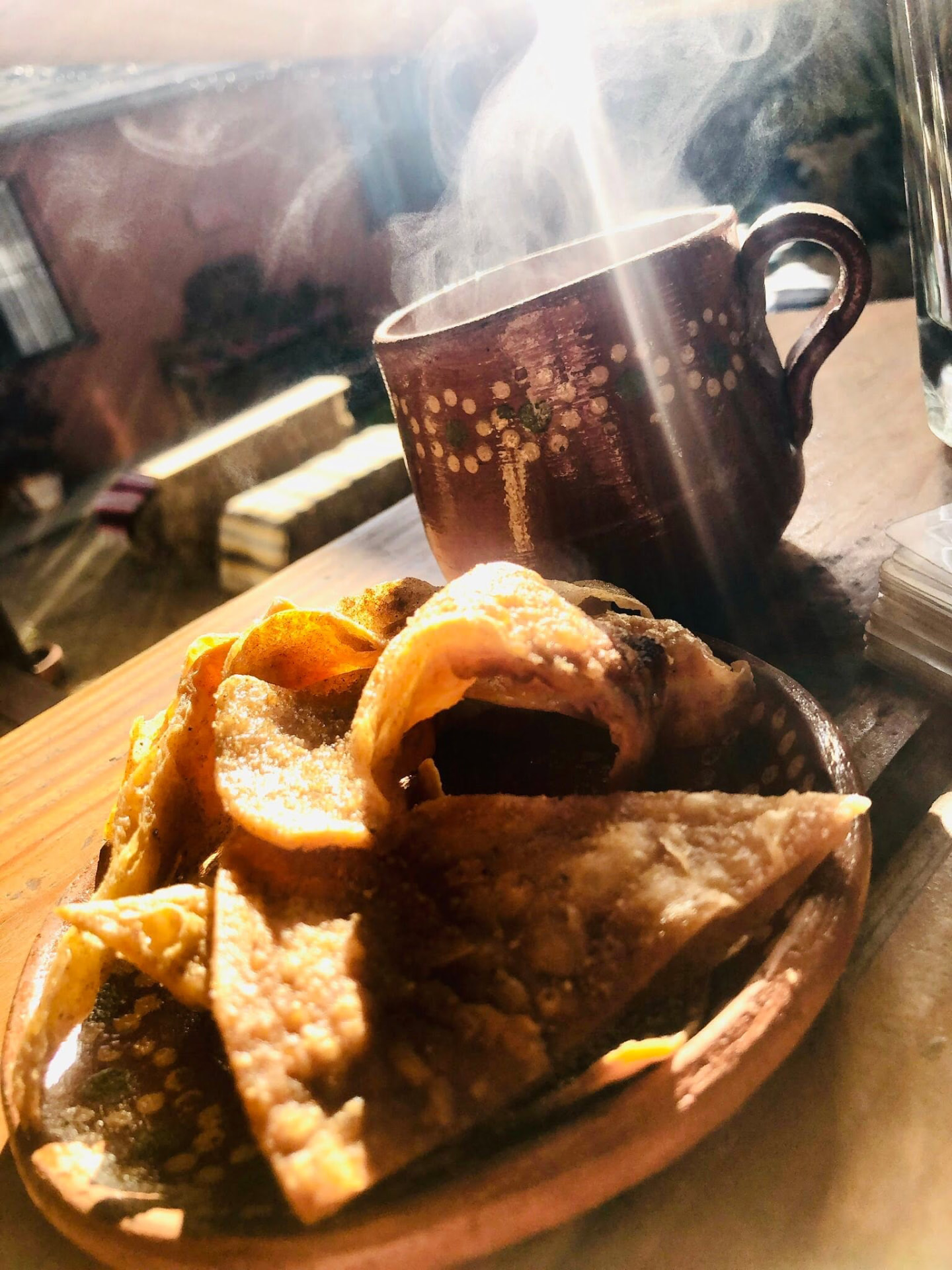 Café de olla en taza de barro