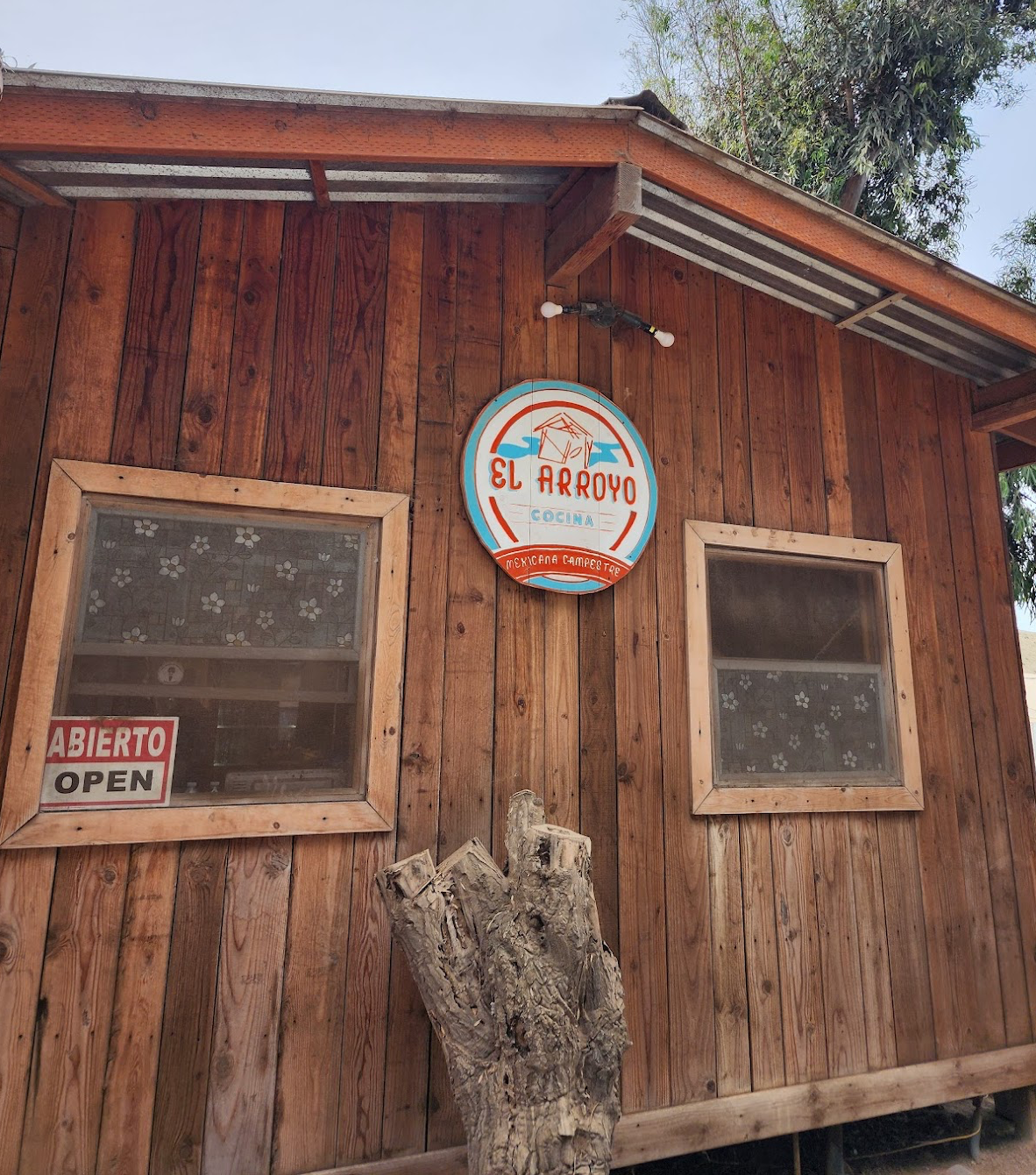 Fachada de madera de El Arroyo Cocina Mexicana